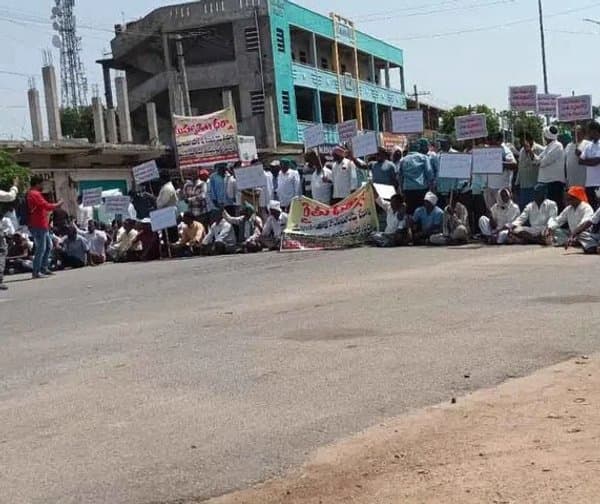 యూరియా యాప్ రద్దు చేయాలని రైతుల రాస్తారోకో - Udayam Digital