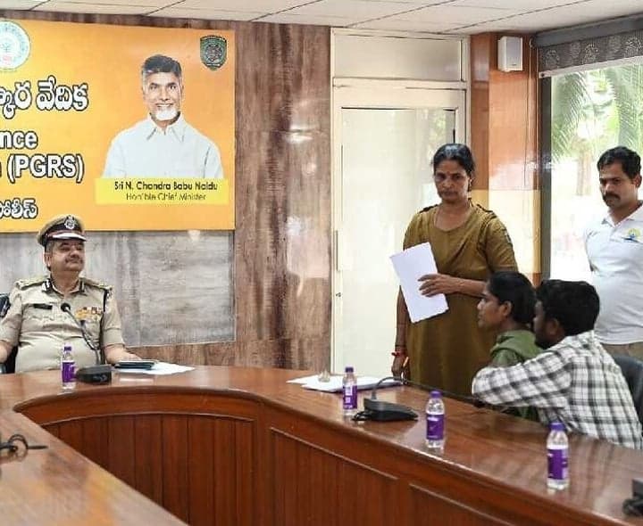 విశాఖ పోలీస్ కమిషనరేట్కు 100 ప్రజా ఫిర్యాదులు - Udayam