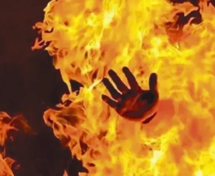 స్టేషన్ ఎదుట యువకుడి ఆత్మహత్యాయత్నం - Udayam