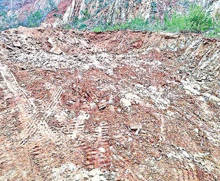 పరవాడలో యథేచ్ఛగా గ్రావెల్ అక్రమ తవ్వకాలు