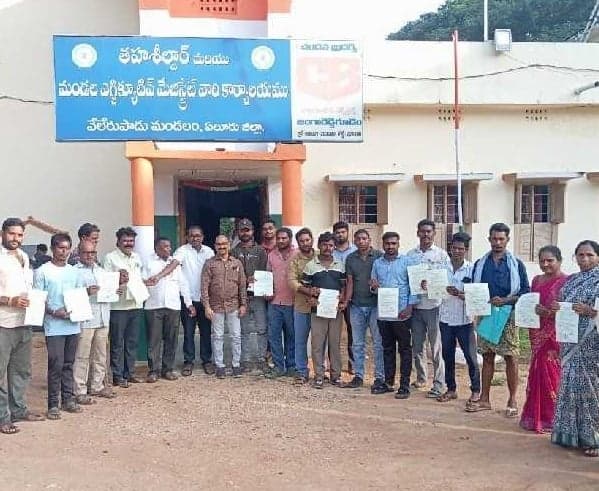 నార్లవరం గ్రామ నిర్వాసితులకు ఇళ్ల పట్టాల అందజేత - Udayam