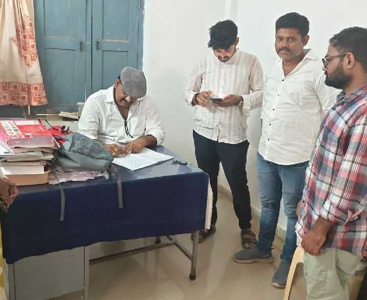 వెలిగండ్లలో స్వర్ణ గ్రామాల తనిఖీ - Udayam