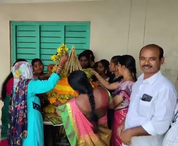 అలంపూర్ కళాశాలలో బతుకమ్మ సంబరాలు - Udayam