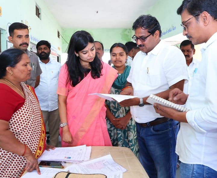 బద్దెనపల్లి పాఠశాలలో ప్రత్యేక ఓటరు నమోదు కార్యక్రమం పరిశీలన - gallery image 2
