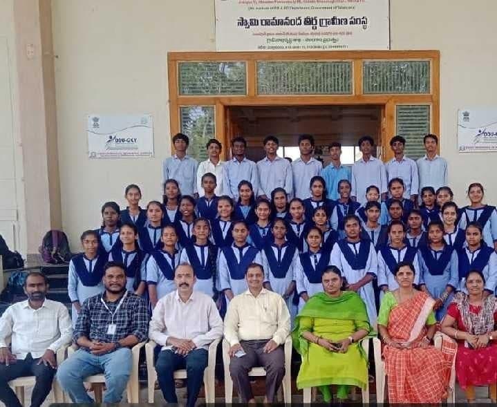 గ్రామీణ సంస్థను సందర్శించిన విద్యార్థులు - Udayam