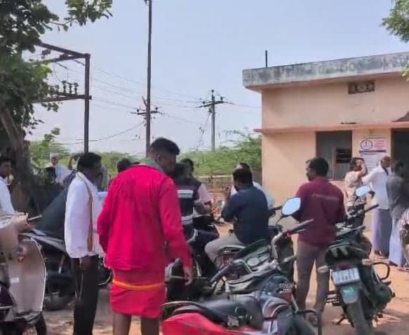 మర్రిపల్లిలో విద్యుత్ కోతలపై రైతుల నిరసన - Udayam