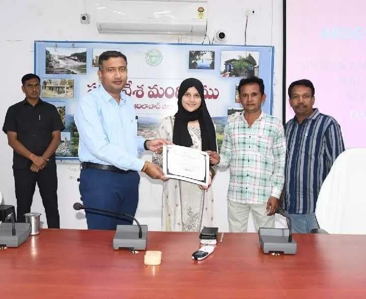 ఇంగ్లిష్ పోటీల్లో 9తరగతి విద్యర్ధినికి ద్వితీయ బహుమతి - Udayam