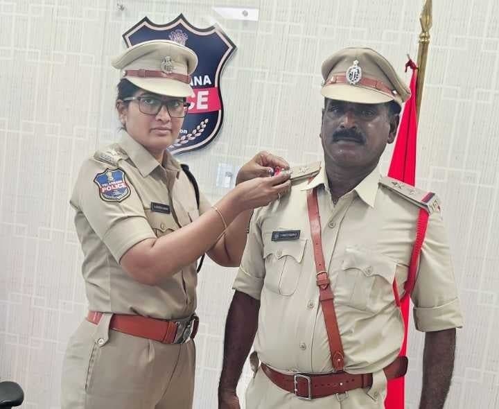 వనపర్తిలో పోలీస్ సిబ్బందికి పదోన్నతులు - Udayam
