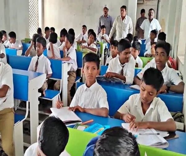 విద్యార్థుల హెయిర్ కట్ పై నిబంధనలు - Udayam Digital