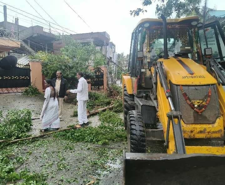 ధవళేశ్వరంలో కూలిన చెట్లు.. విద్యుత్ పునరుద్ధరణ - Udayam