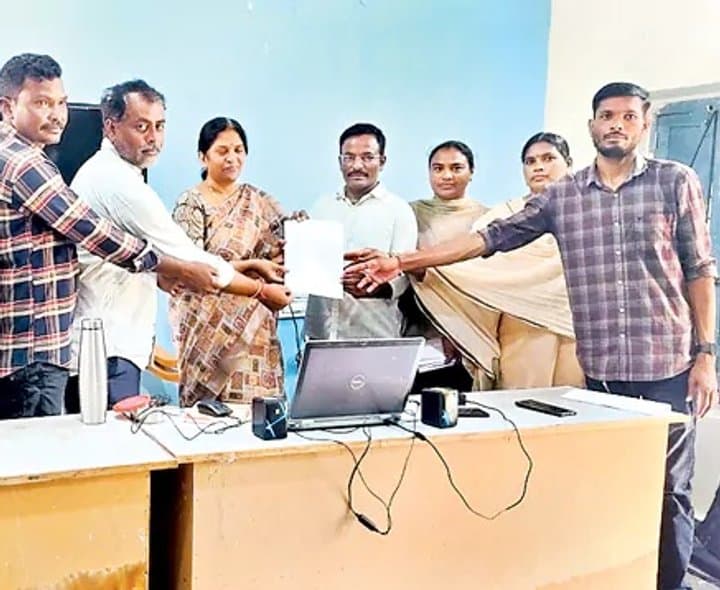 జీతాలు లేక ఆర్థిక కష్టాలు