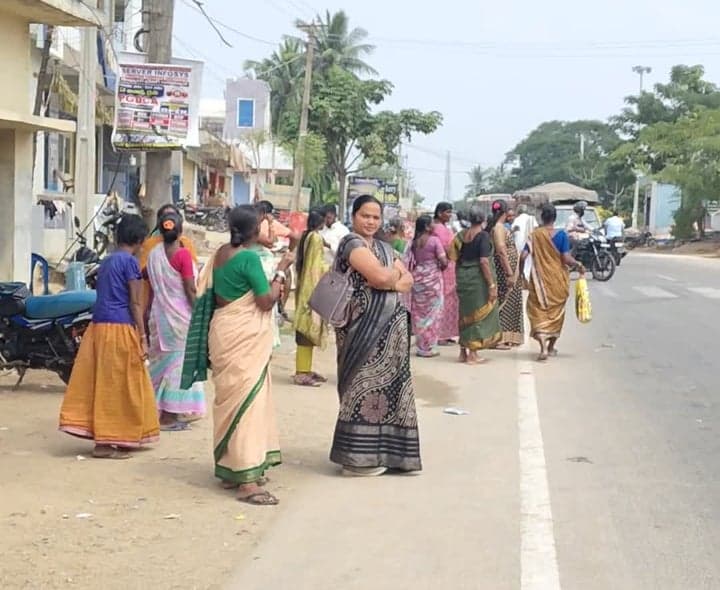 కంచిరావుపల్లి బస్టాండ్లో ఆగని బస్సులు - Udayam