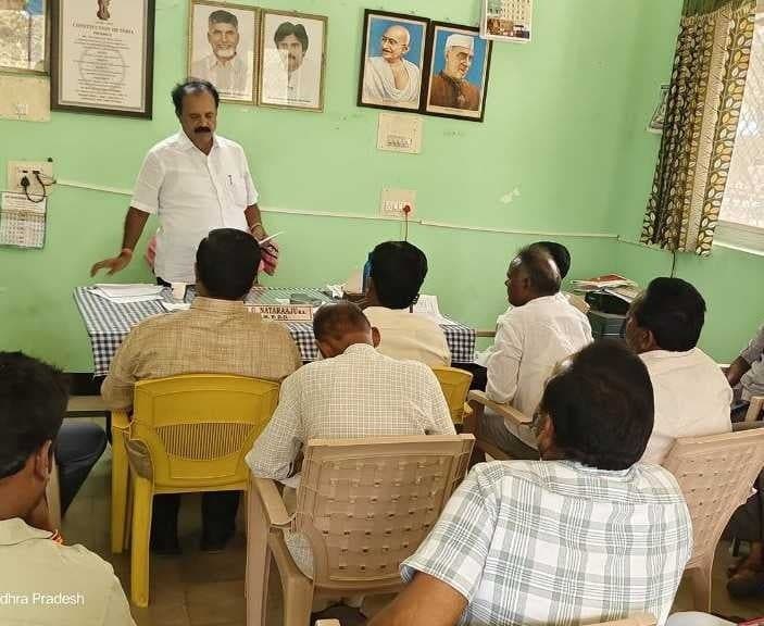 ఎన్నికలపై ఎంపీడీవో నటరాజు సూచన - Udayam