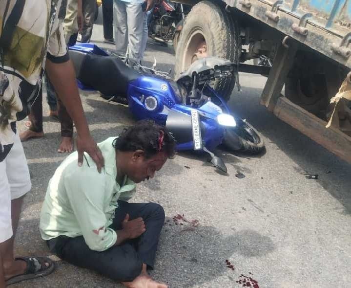 ట్రాక్టర్ ఢీకొని వ్యక్తికి తీవ్ర గాయాలు - Udayam