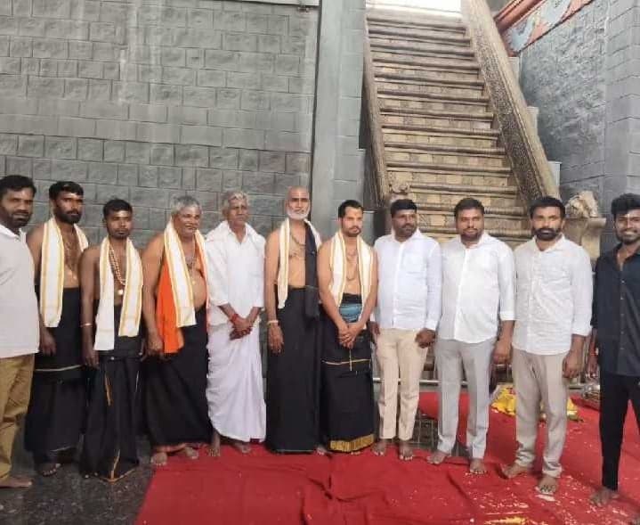 శబరిమలకు పాదయాత్రగా బయలుదేరిన స్వాములు - Udayam