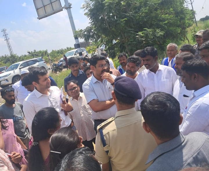 సుల్తాన్పూర్లో పత్తి రైతులతో TGSPDCL సీఎండీ ముఖాముఖి - gallery image 2