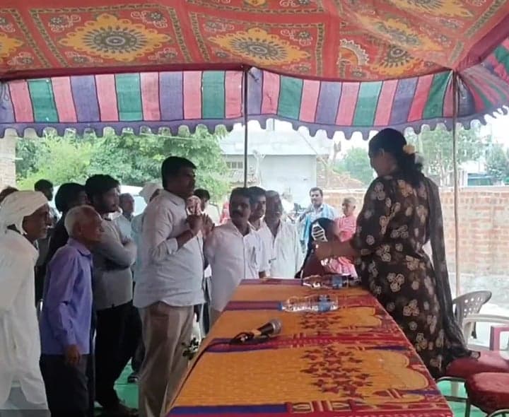 గ్రామసభలో అధికారుల తీరుపై ఆగ్రహం - Udayam