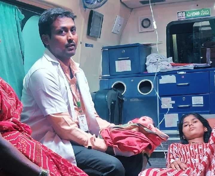 అంబులెన్స్లో గర్భిణీ ప్రసవం.. తల్లీబిడ్డ క్షేమం - Udayam