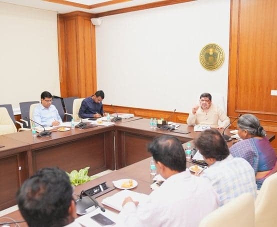 బీసీ సంక్షేమ పథకాల అమలులో వేగం పెంచాలి: పొన్నం - Udayam