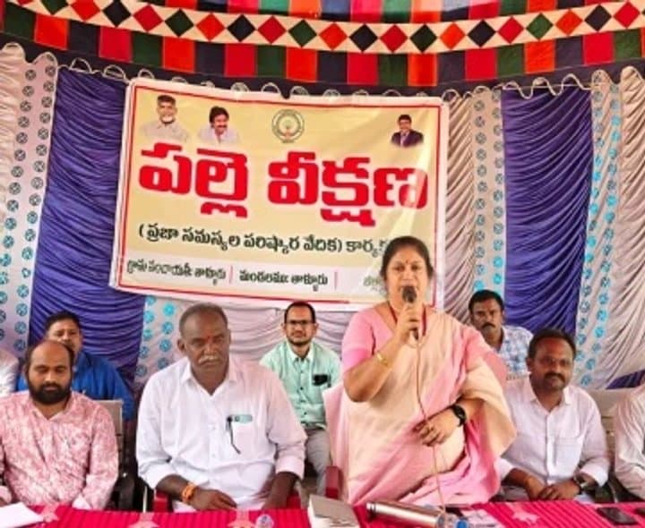 ప్రజల నుంచి అర్జీల స్వీకరణ - Udayam
