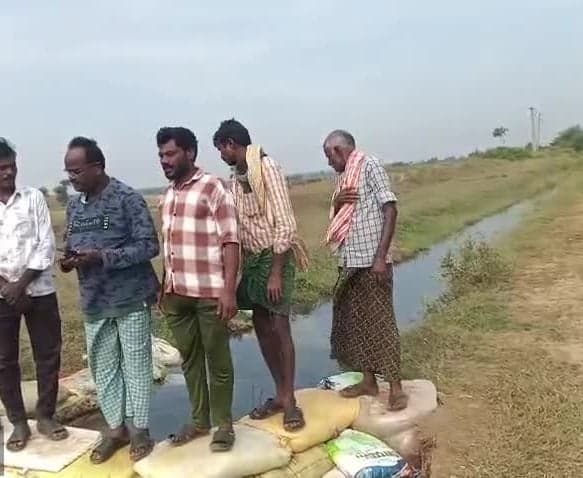 బొక్కేవాగు కాలువకు రైతులే మరమ్మతులు - Udayam