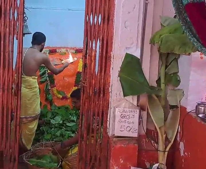 ఆంజనేయస్వామికి శాస్త్రోక్తంగా ఆకుపూజ - Udayam