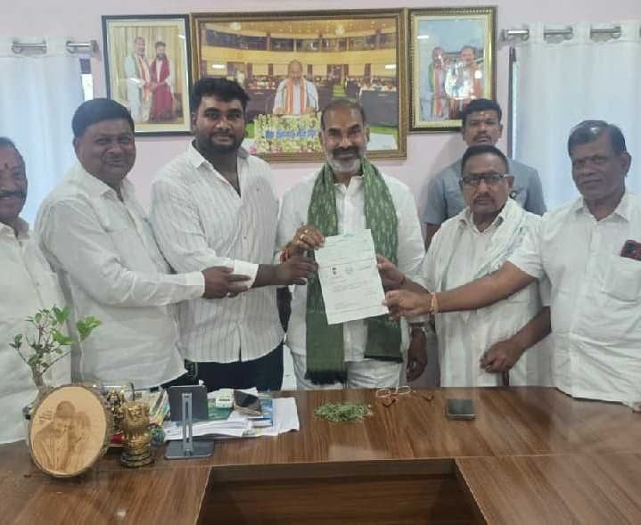 వేములవాడలో రూ.2 లక్షల సీఎంఆర్ఎఫ్ చెక్కు - Udayam