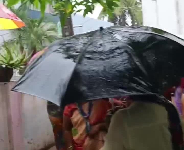 నరసన్నపేటలో వర్షంలోనూ ప్రచారం - Udayam