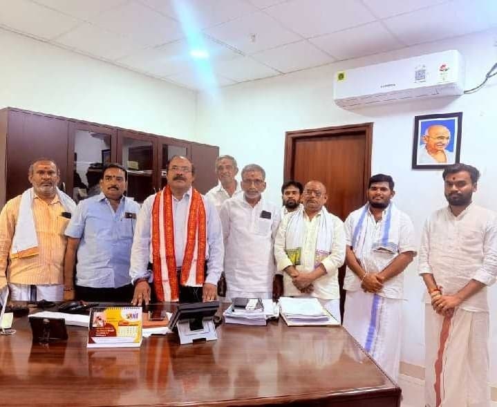 అర్చకుల సమస్యలు పరిష్కరించాలని వినతి - Udayam