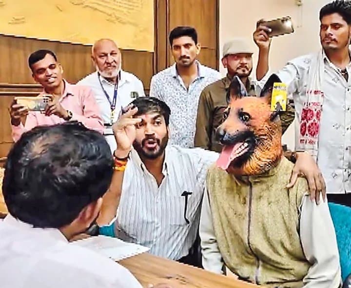 కుక్క మాస్క్తో అవినీతి నిరసన - Udayam