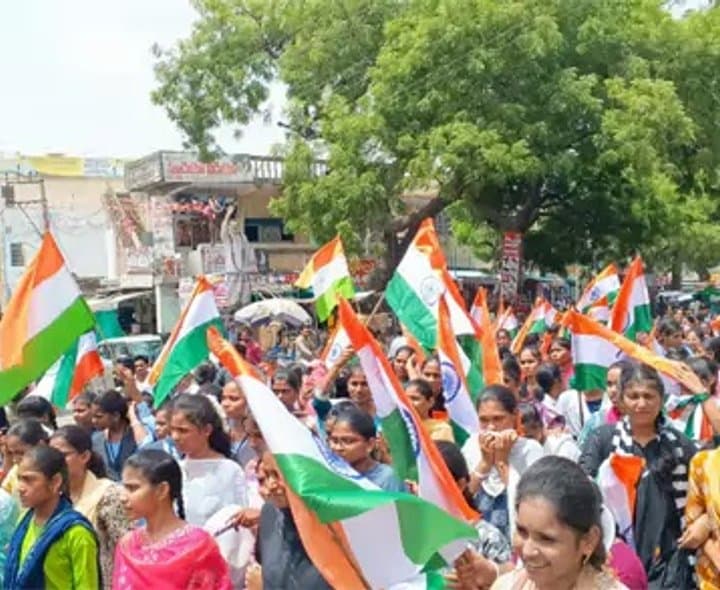 ఇంటింటా జాతీయ జెండా ఎగురవేయాలి - Udayam