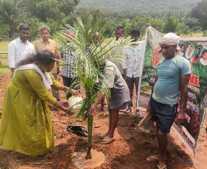 చౌడేపల్లెలో ఈవోపై చర్యలకు వినతి - Udayam