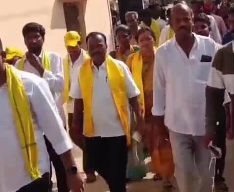 లేపాక్షిలో జడ్పీటీసీ అభ్యర్థి ప్రచారం - Udayam