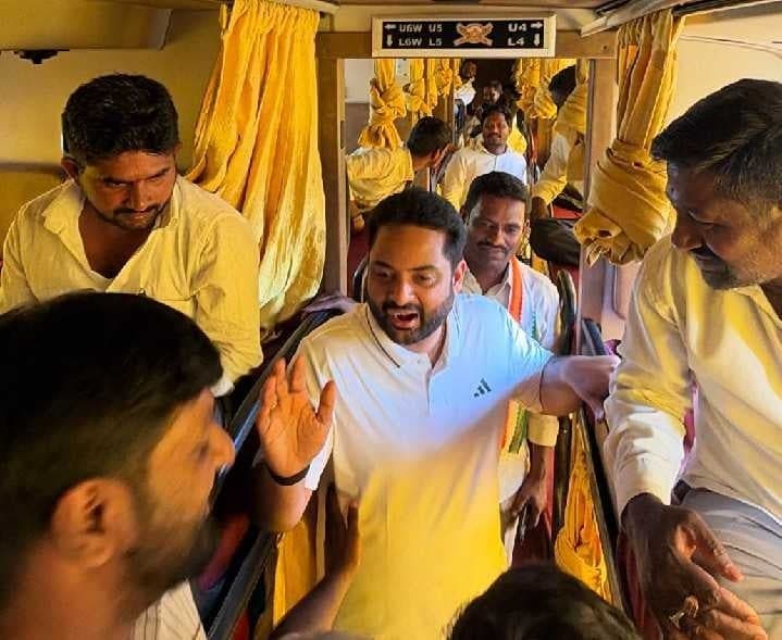 ఢిల్లీ ధర్నాకు తరలిన కాంగ్రెస్ నేతలు - Udayam