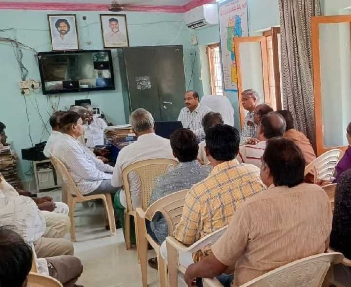 పెదపారుపూడిలో ధాన్యం కొనుగోళ్లపై సూచనలు - Udayam
