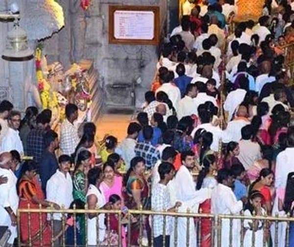 గద్వాల ఆలయాల్లో భక్తుల సందడి!