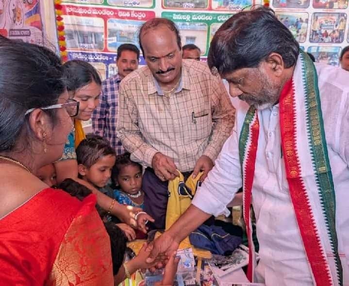 ప్రీ ప్రైమరీ విద్యార్థులకు యూనిఫామ్ కిట్ల పంపిణీ - Udayam