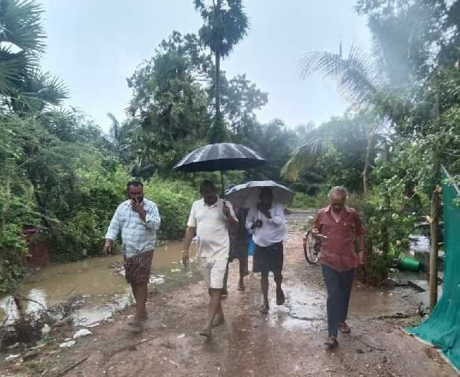 ముంపు ప్రాంతాల్లో సొసైటీ ఛైర్మన్ పర్యటన - Udayam