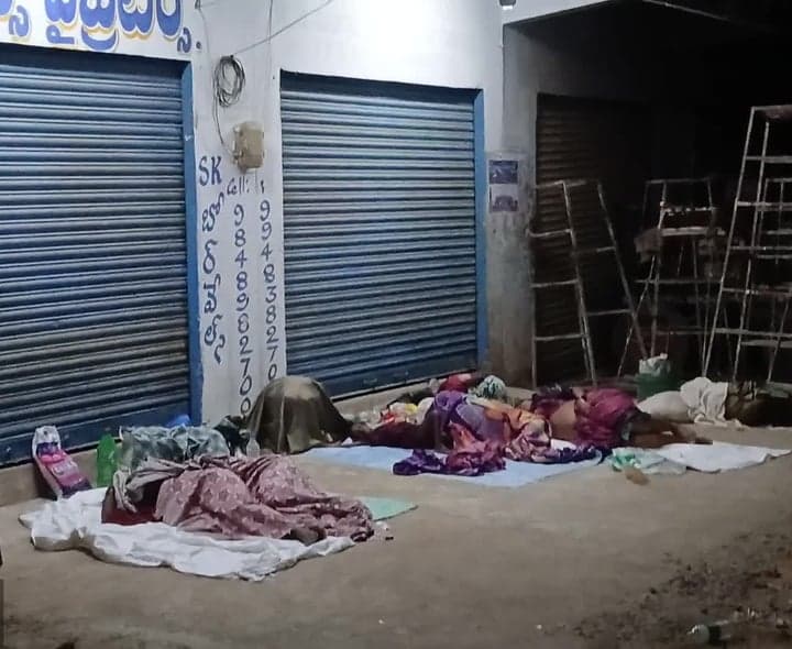 అచ్చంపేట బస్టాండ్లో నిరాశ్రయులకు ఆశ్రయం - Udayam