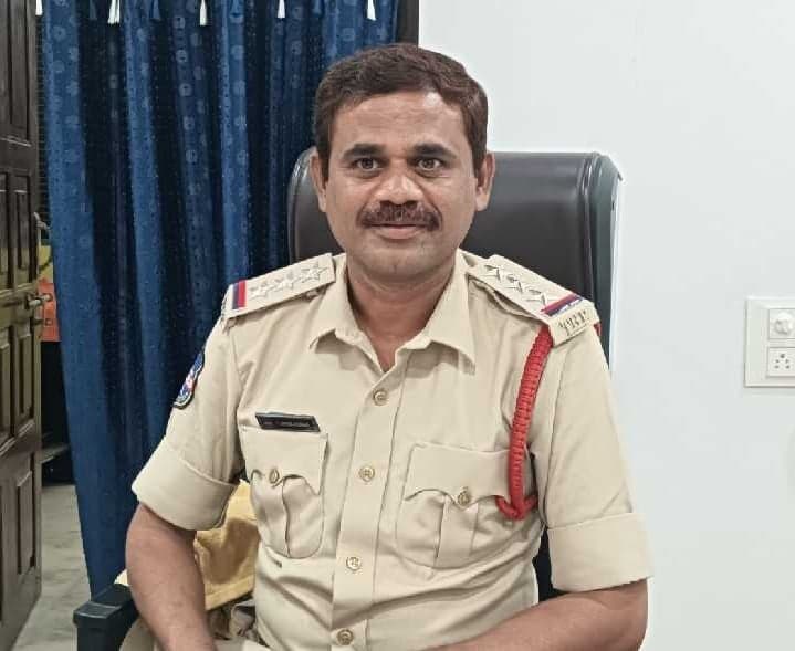 పండుగ వేళ ఇళ్ల భద్రతపై అప్రమత్తంగా ఉండాలి: సీఐ - Udayam