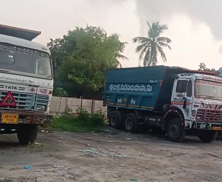 ఇబ్రహీంపట్నంలో లారీల బ్యాటరీలు మాయం - Udayam