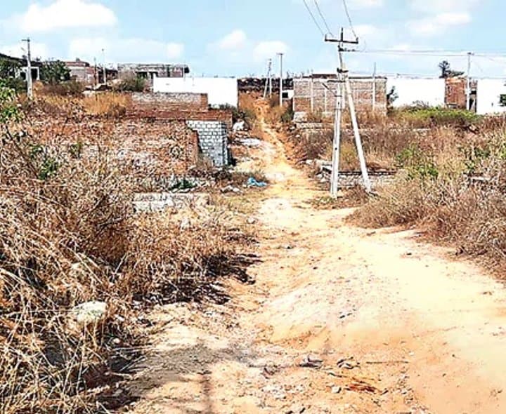 జగనన్న లేఅవుట్లలో అక్రమాలు వెలుగులోకి