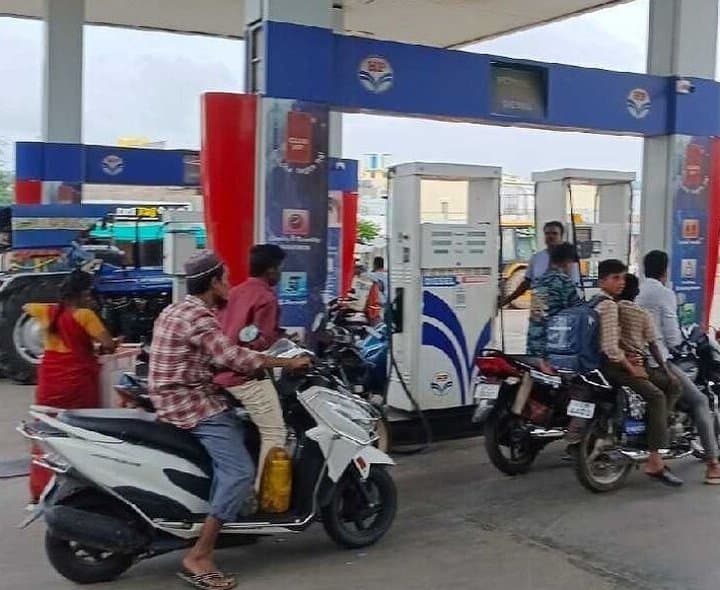 పెట్రోల్ బంక్పై వినియోగదారుల ఫిర్యాదులు - Udayam Digital