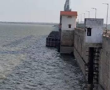 జూరాల ప్రాజెక్టుకు తగ్గిన వరద - Udayam