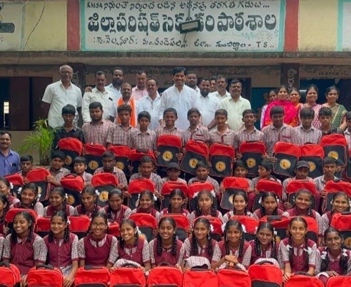 పదో తరగతి విద్యార్థులకు స్కూలు బ్యాగులు అందజేత - Udayam Digital