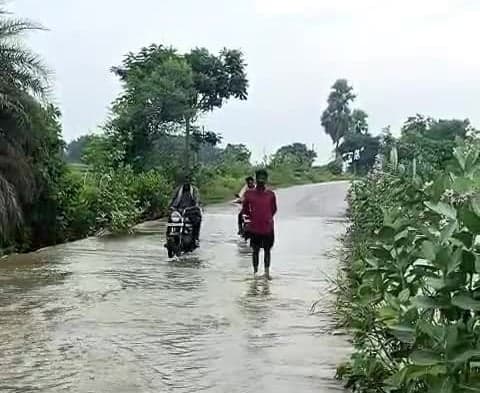 వల్లాపురంలో అలుగు నీటితో రాకపోకలకు ఇబ్బందులు - Udayam