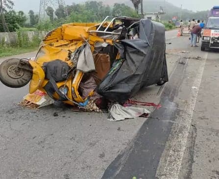 విజయనగరంలో లారీ ఢీకొని ముగ్గురు మృతి - Udayam