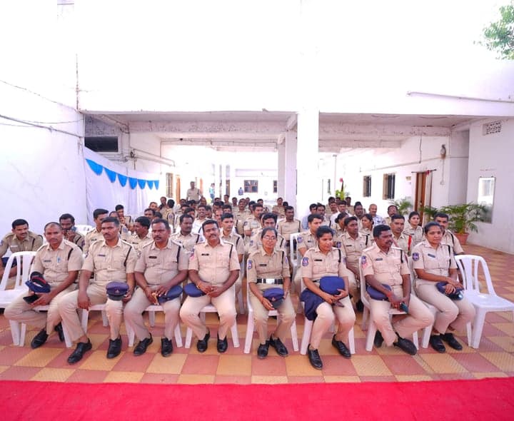 120 మంది పోలీసులకు పురస్కారాలు - gallery image 2