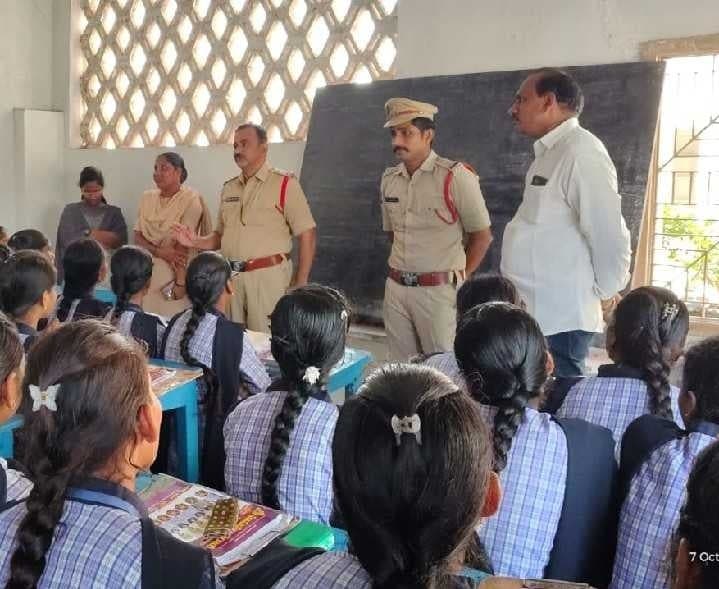 పిఠాపురంలో మాదకద్రవ్యాలు, సైబర్పై అవగాహన - Udayam
