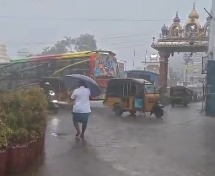 మంగళగిరిలో భారీ వర్షం - Udayam